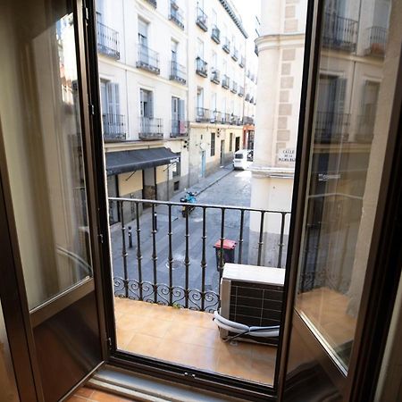 فندق هوستال لوس بيراليس مدريد المظهر الخارجي الصورة A French window