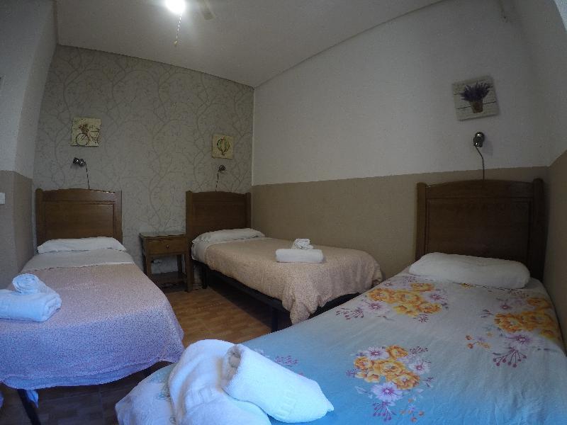 فندق هوستال لوس بيراليس مدريد المظهر الخارجي الصورة A room at the hotel