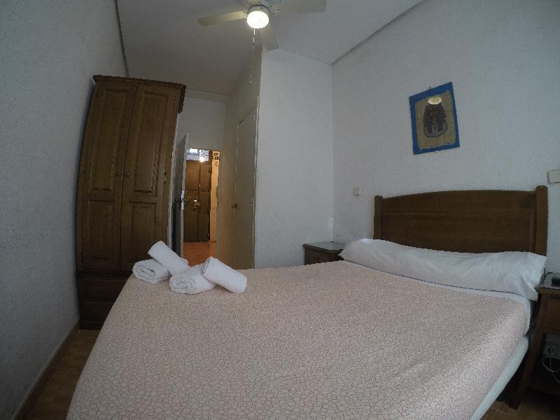 فندق هوستال لوس بيراليس مدريد المظهر الخارجي الصورة A bedroom in a hotel