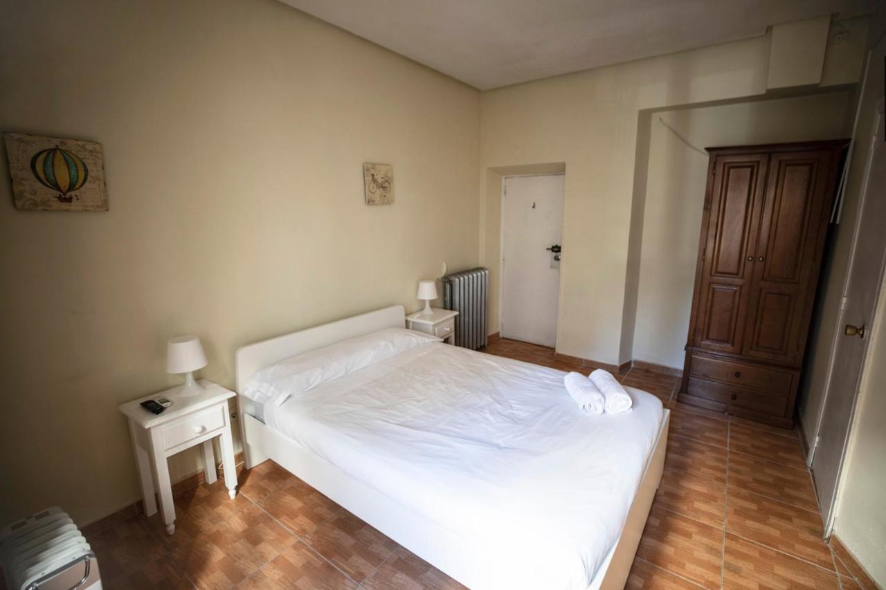 فندق هوستال لوس بيراليس مدريد المظهر الخارجي الصورة A room at the hotel