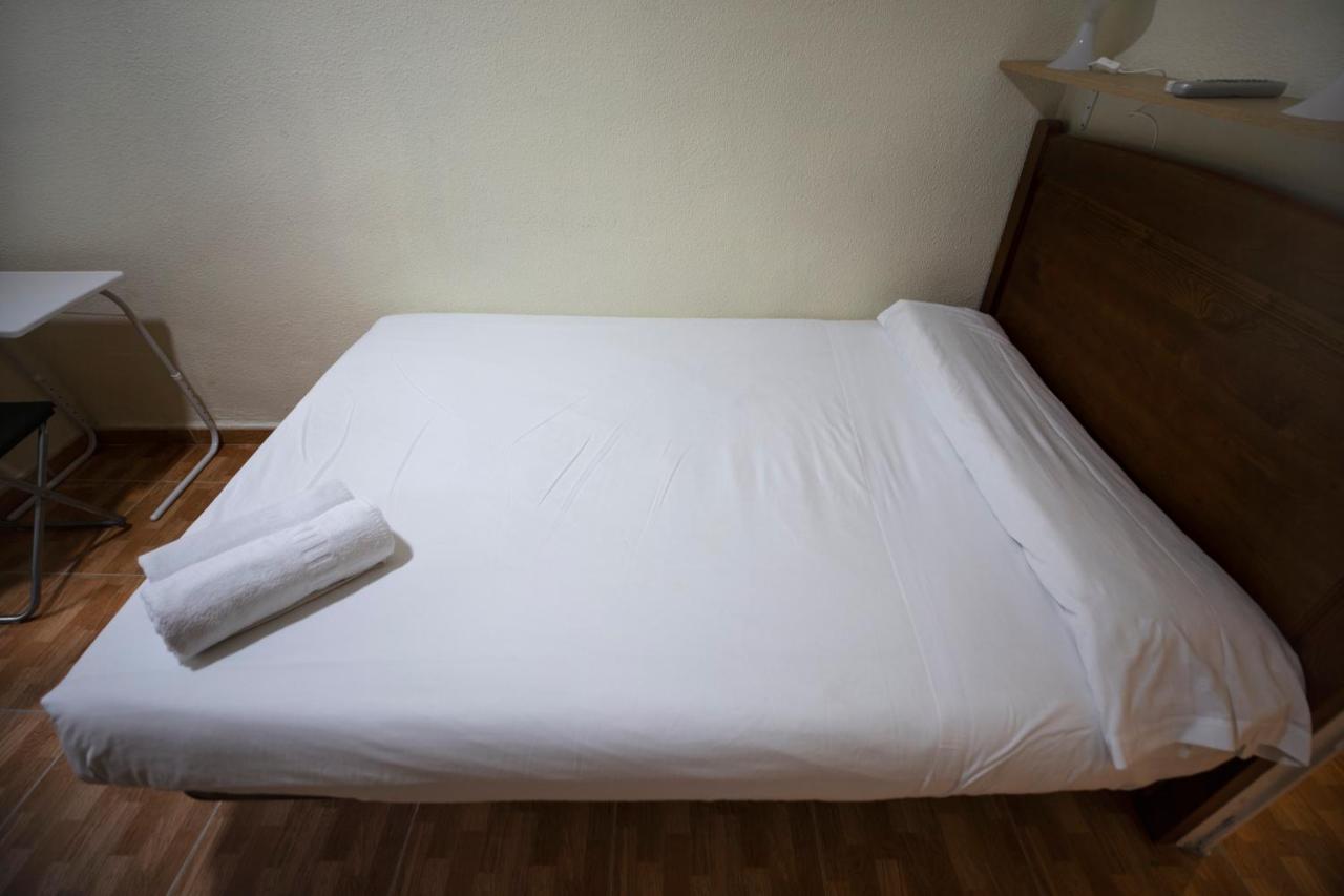 فندق هوستال لوس بيراليس مدريد المظهر الخارجي الصورة A bed with a sheet