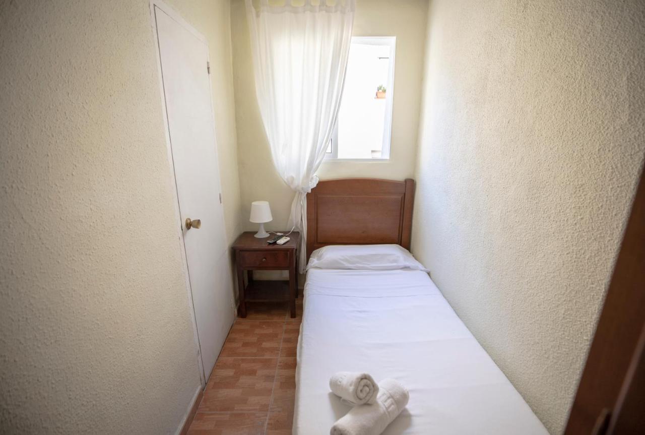 فندق هوستال لوس بيراليس مدريد المظهر الخارجي الصورة A single room