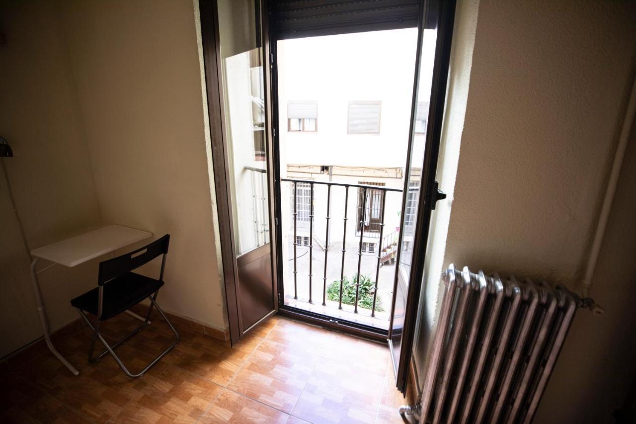 فندق هوستال لوس بيراليس مدريد المظهر الخارجي الصورة A French door