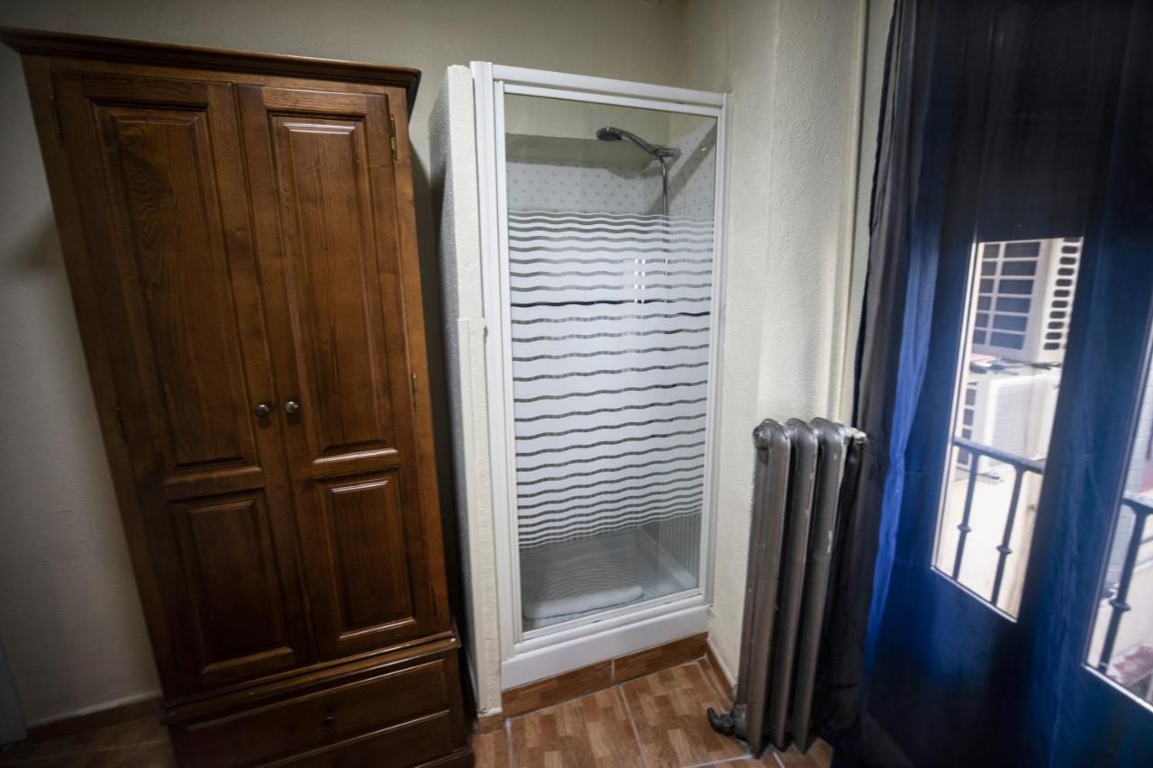فندق هوستال لوس بيراليس مدريد المظهر الخارجي الصورة A shower enclosure