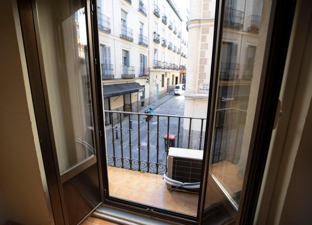 فندق هوستال لوس بيراليس مدريد المظهر الخارجي الصورة A French window