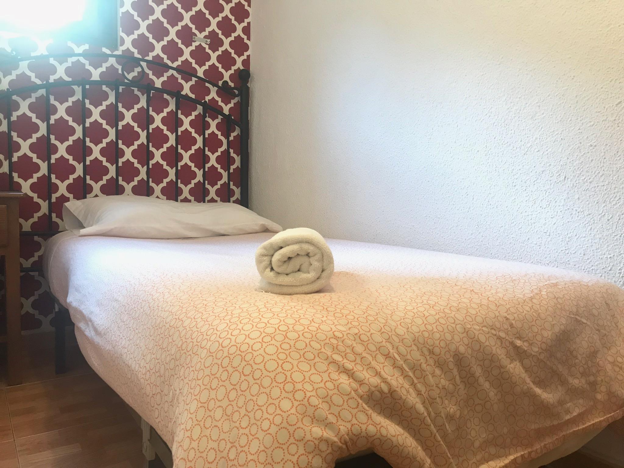 فندق هوستال لوس بيراليس مدريد المظهر الخارجي الصورة A bed with a rolled towel