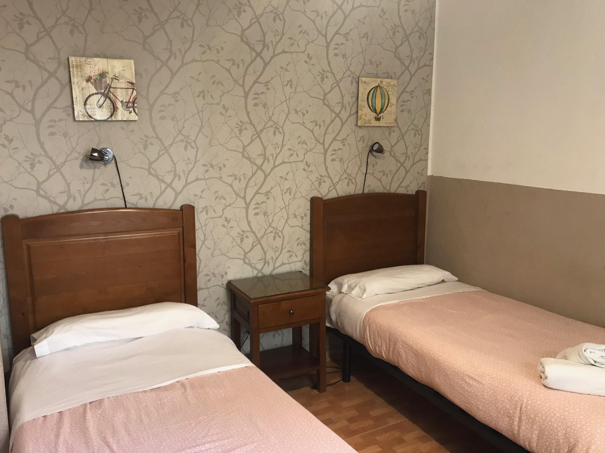 فندق هوستال لوس بيراليس مدريد المظهر الخارجي الصورة A room at the hotel