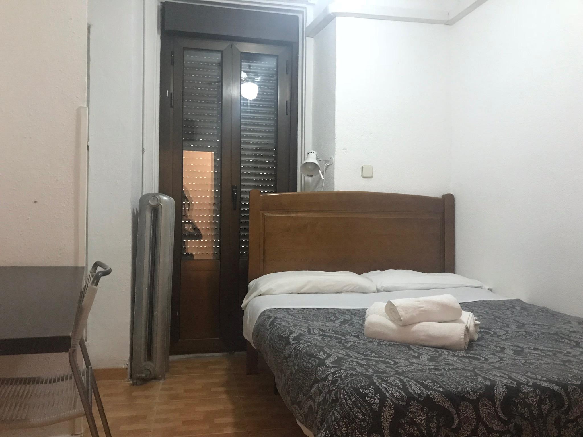 فندق هوستال لوس بيراليس مدريد المظهر الخارجي الصورة A room at the hostel