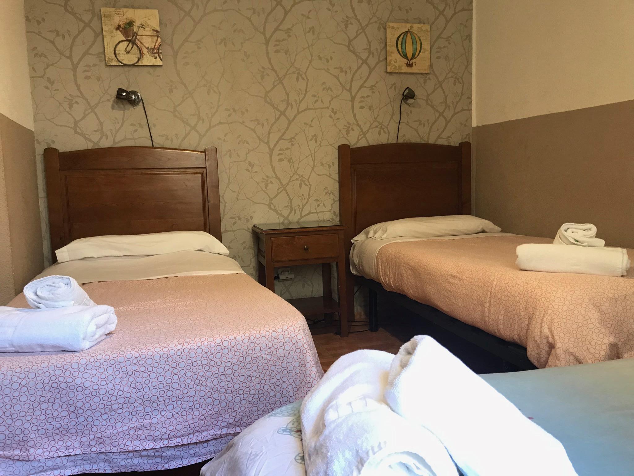 فندق هوستال لوس بيراليس مدريد المظهر الخارجي الصورة A typical room at the hotel