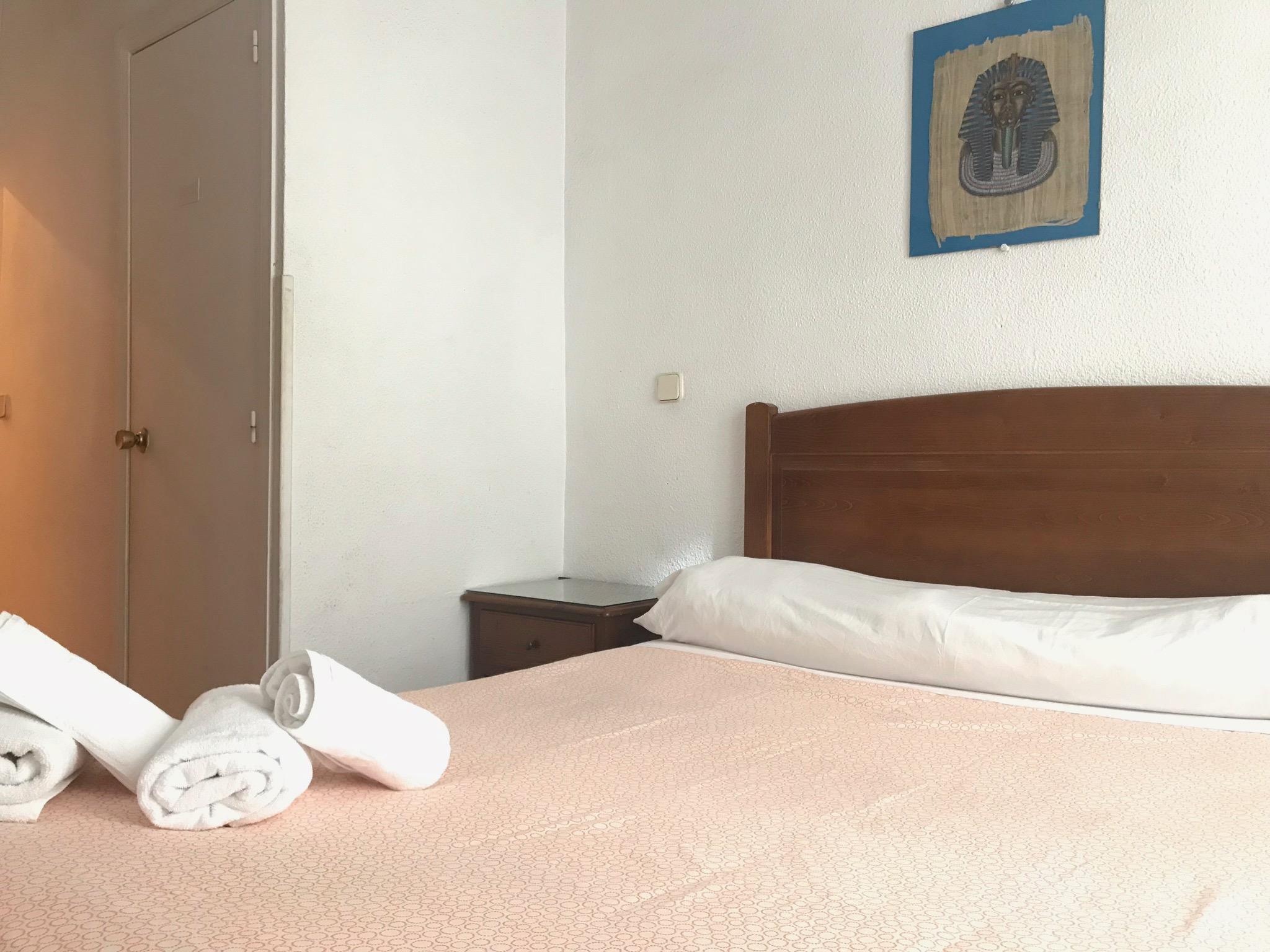فندق هوستال لوس بيراليس مدريد المظهر الخارجي الصورة A bedroom at the hotel