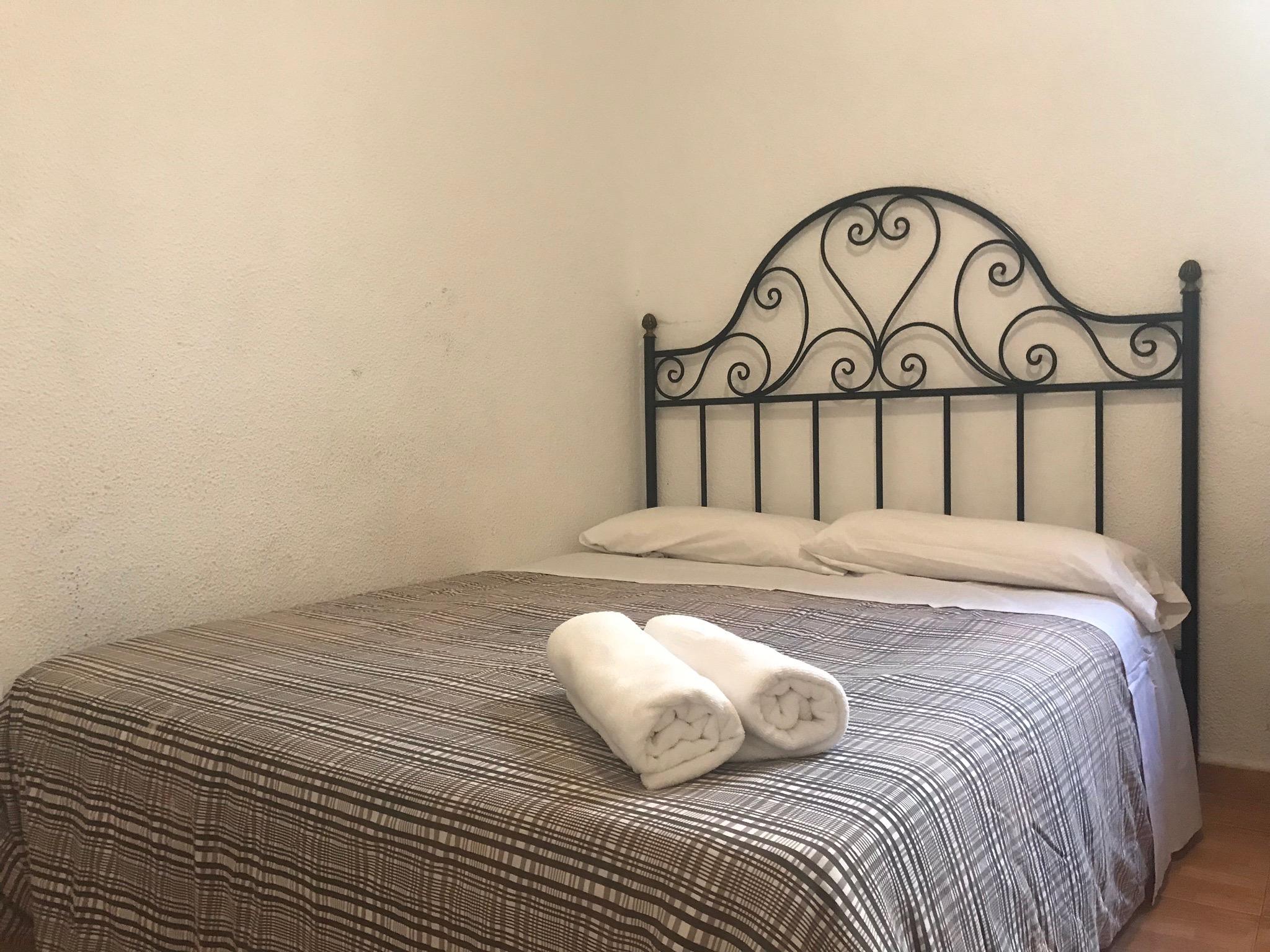 فندق هوستال لوس بيراليس مدريد المظهر الخارجي الصورة A bed with a wrought iron headboard