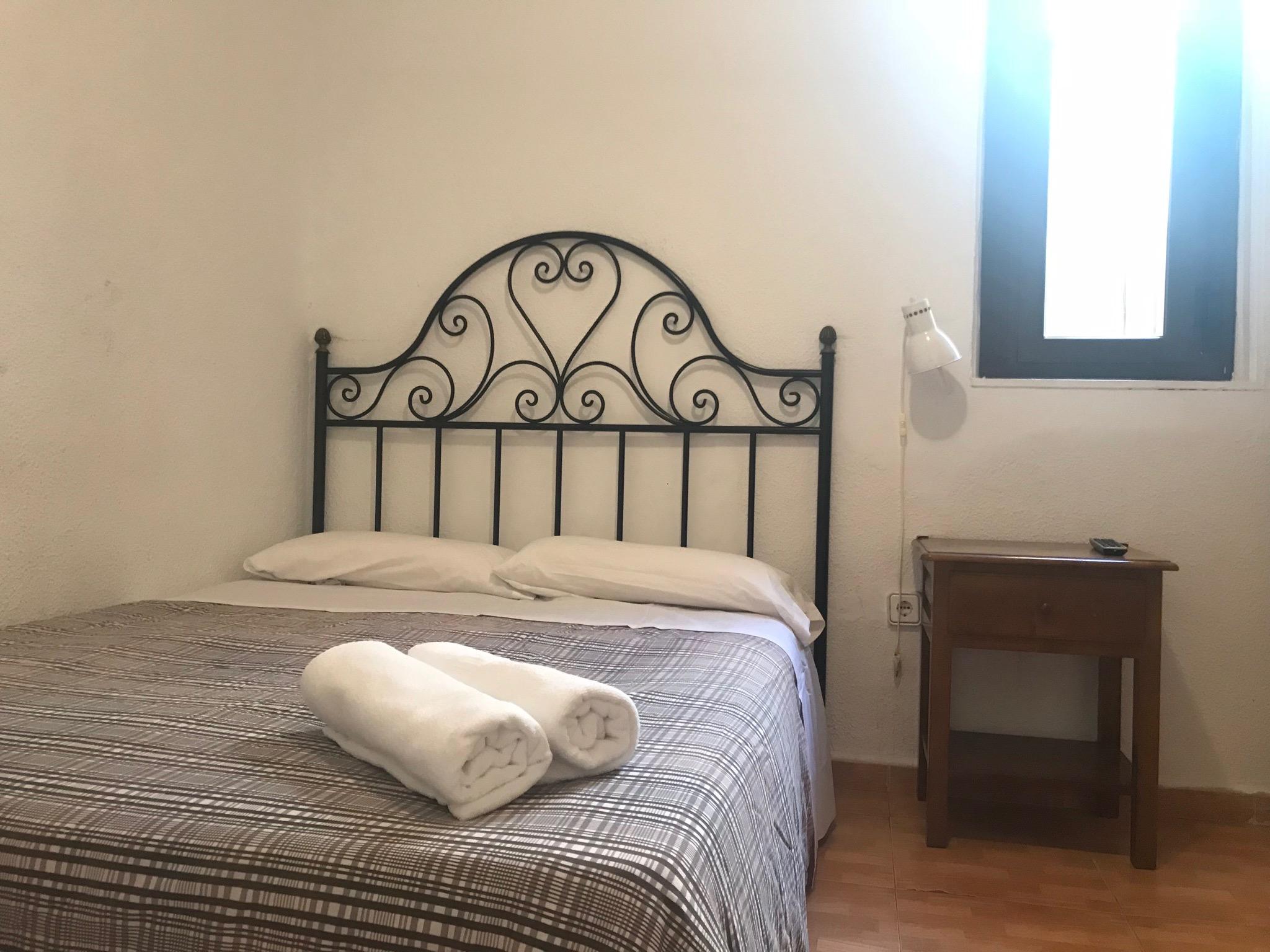 فندق هوستال لوس بيراليس مدريد المظهر الخارجي الصورة A bedroom in a hostel