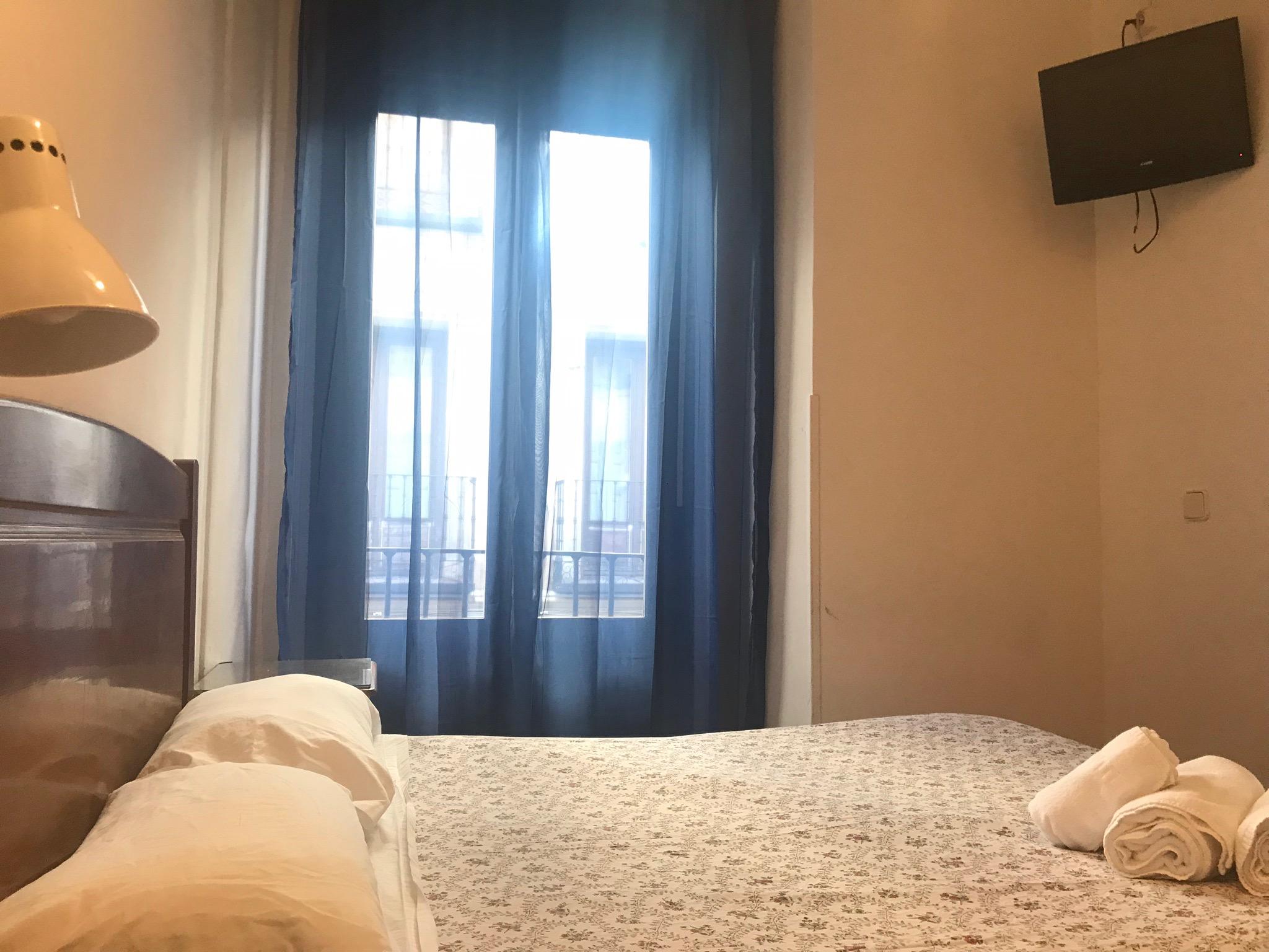 فندق هوستال لوس بيراليس مدريد المظهر الخارجي الصورة A room at the hotel