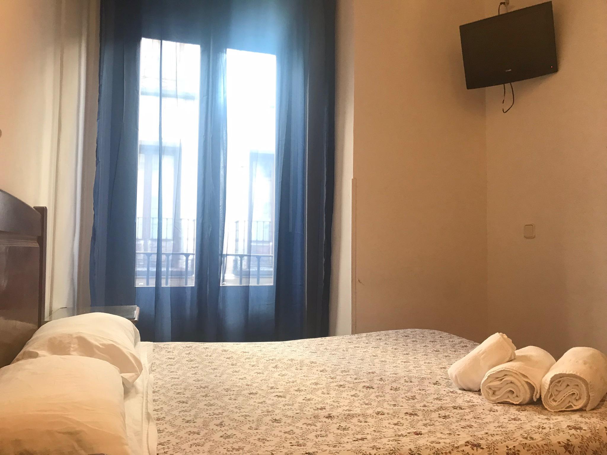 فندق هوستال لوس بيراليس مدريد المظهر الخارجي الصورة A room at the hotel