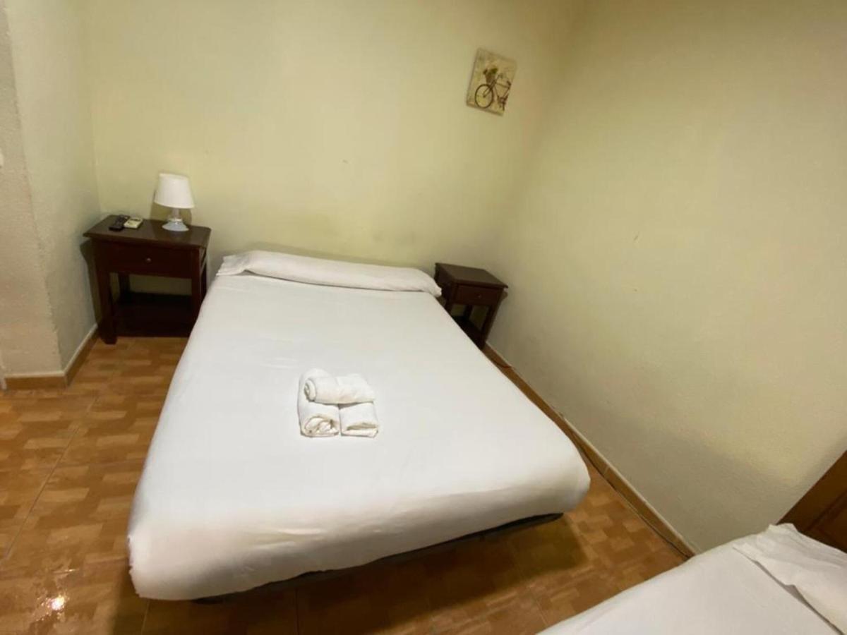 فندق هوستال لوس بيراليس مدريد المظهر الخارجي الصورة A single bed