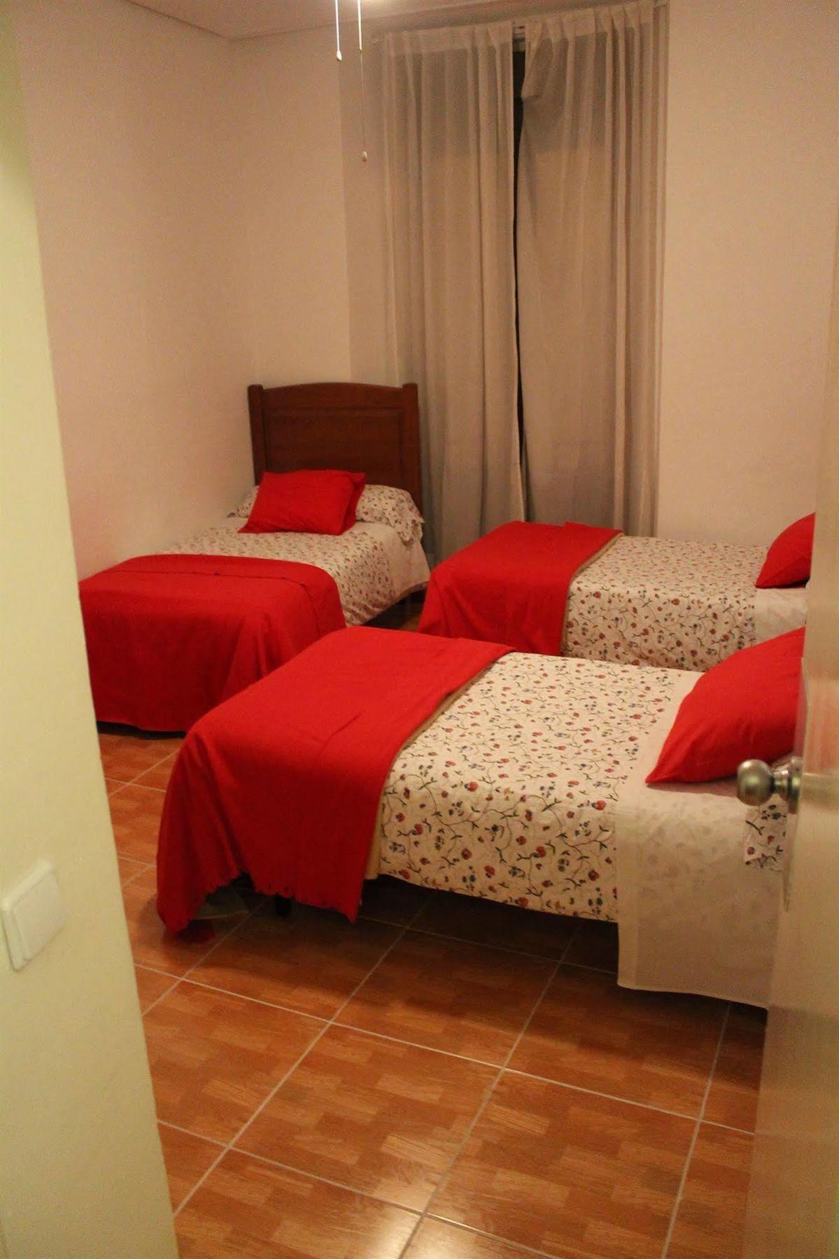 فندق هوستال لوس بيراليس مدريد المظهر الخارجي الصورة A room at the hostel