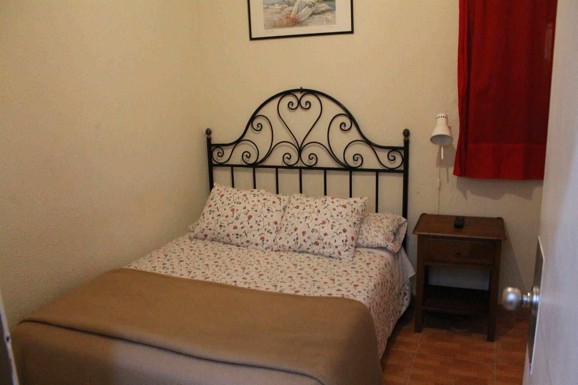 فندق هوستال لوس بيراليس مدريد المظهر الخارجي الصورة A typical room at the hostel