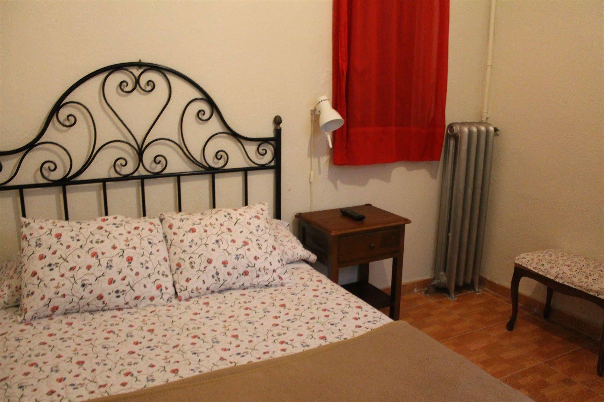 فندق هوستال لوس بيراليس مدريد المظهر الخارجي الصورة A bedroom in a typical Italian house