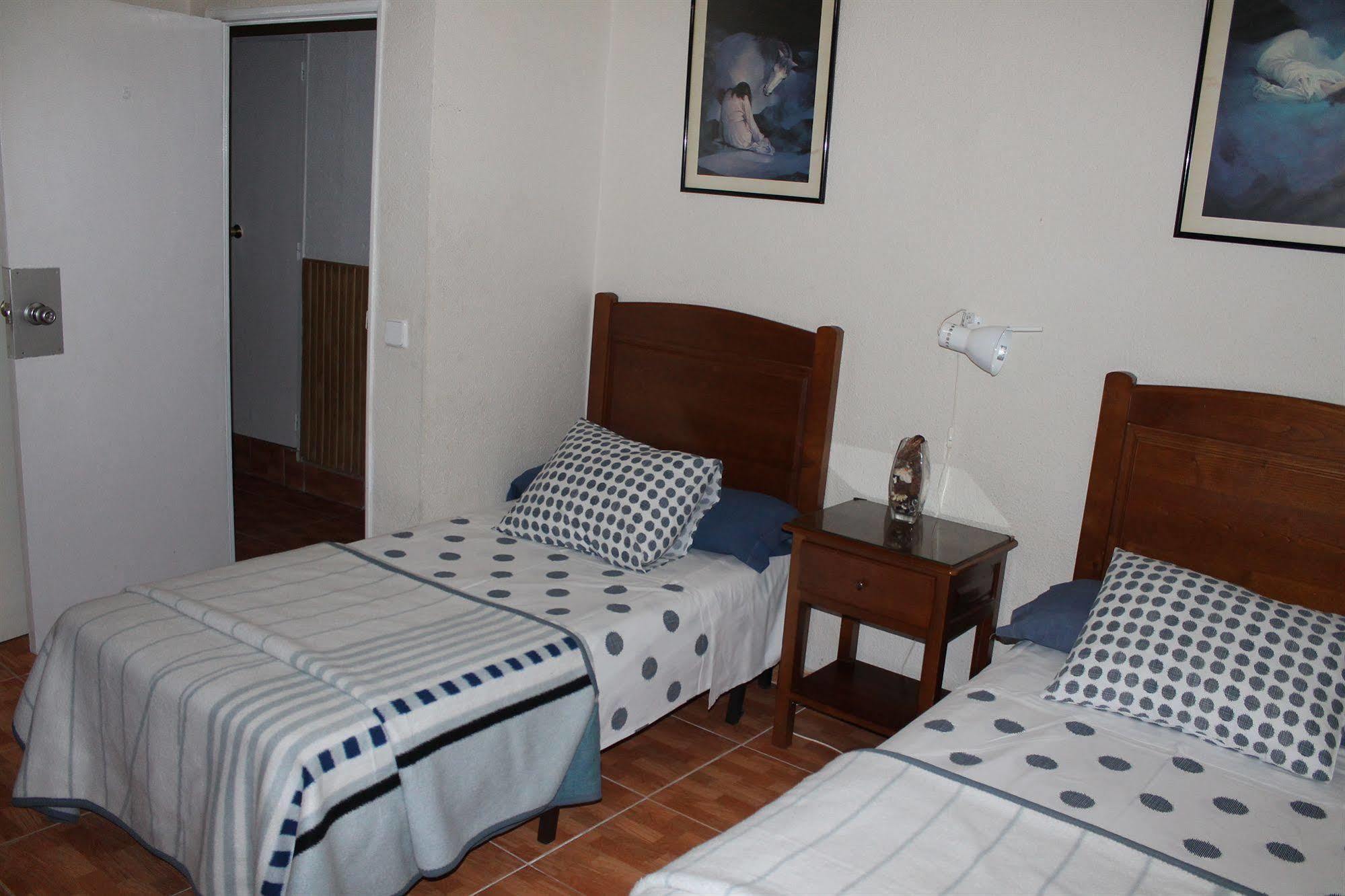 فندق هوستال لوس بيراليس مدريد المظهر الخارجي الصورة A typical bedroom