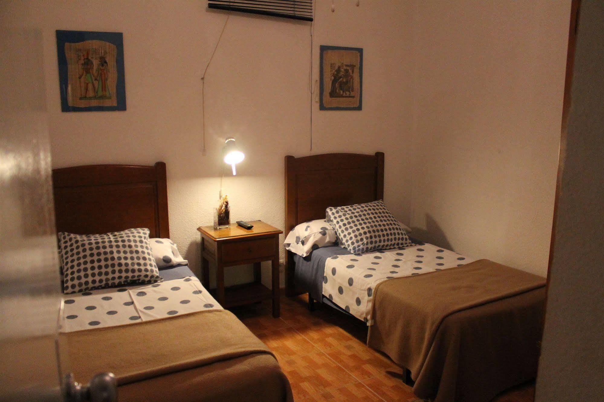 فندق هوستال لوس بيراليس مدريد المظهر الخارجي الصورة A room at the hostel